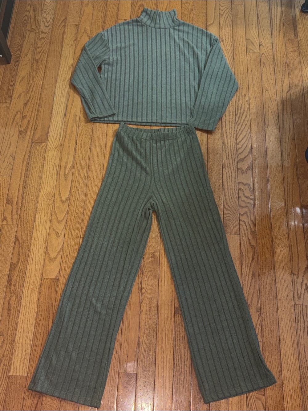 High-Rise Ribbed Wide-Leg Pants in Olive
